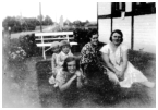 Børge og Jytte på ryggen af Helga, Karen og morbror Oves kone Anna  1936