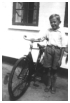 Børge med sin nye cykel, boede hos Astrid og Ove, efter Karens skilsmisse, hans to søstre Jytte og Sonja kom på Jægerspris børnehjem.