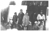 Bageste række: Børge, Ove, Astrid, ?, Foran: Grethe, Henny fra Gundslev brugs, ?. Esther og ?. 1941.