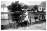 Grethe ved gadekæret. 1942 