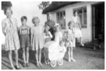 Ingeborg,(boede hos Skylfrida, det var Vilhelms broders datter ) Harald, Grethe, Flemming, Børge, Esther, Jytte, i dukkevognen Yvonne, på trappen Helga. 1944