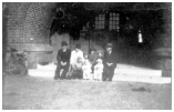 Stubbekøbing station, smedesvend med fam. Esther, Yvonne og Ove. 1945