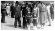 Onkel Vilhelm Jacobsen , far Ove Jørgensen , mor Astrid Jørgensen , moster Skylfrida Jacobsen, mig selv, Esther og søster Yvonne ca.1948. Vi er til dyrskue på Bellahøj, i København.