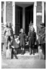 Grethe datter af moster Helga, Yvonne og Esther, Jytte og Harald, børn af Skylfrida. Venstre indgang fører direkte ind i stuen, den til højrefører ind i forretningen, i kælderen er smedeværkstedet. 1947.