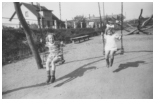 Legepladsen ved Masnedø. Esther og Yvonne. 1947