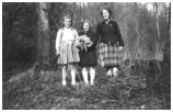 Bente den gik i klasse sammen med Yvonne, Yvonne og Esther, vi har plukket  "Kralægger" eller Kodrivere. 1954.