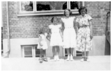 Lille Bente, født 20/5 1949 var i familiepleje hos vores nabo i nr,22 Marie og Albert Råhauge, de blev kaldt bedste af Bente. Yvonne, Esther og Jytte.1954. Bente, Yvonne og Esther er i ens kjoler ,de er syet af lagenlærred med broderede blomster på, det n