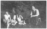På skovtur. Esther mor Astrid Yvonne og far Ove. ca. 1955.