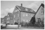 Sy og Tilskærerskolen Pontoppidansgade i Nykøbing F. var også en kostskole, de elever der kom langvejs fra boede oppe under loftet og nede i kælderen, stueetagen var undervisningslokaler, til højre i billedet er der nu bygget privatbolig , hvor fru Hansen