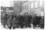 Tilskærerskolens elever er her fotograferet i Toms chokoladefabriks gård, børnene er Birte og Lis Jørgensen, døtre af Bitten, manden og damen er hr. og fru Henningsen, hun er lærer på skolen.