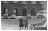 Fru Hansen og hendes datter Bitten. Fru Hansen startede for mange år siden skolen. Fotograferet fra trappen på Christiansborg.