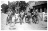 I Gundslev. Grethe, Esther, Jytte, Flemming og Harald. ca.1947. Grethe datter af Helga, Esther datter af Astrid, Jytte, Flemming og Harald, børn af Skylfrida. Alle mødre er søskende.