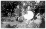 Esther, Yvonne og Preben med dukkevognen foran. 1950.