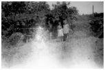 Jeg ved ikke hvem pigen bag havevanderen er. Yvonne og Esther. 1947.Foto Nr.Alslev.