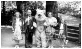 Oppe på Bjerget i Bad Harzburg i Tyskland, gik denne mand i bjørnepels. Esther, Ove, Astrid og Yvonne. 1953.