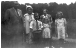 Købmanden Thorkild Rasmussen og hans kone, hun var lidt fornem, deres dattersøn John, Astrid med Yvonne og Esther.1953 - 1954.