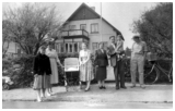 Yvonne, Grethe. Esther, Astrid, Anker med Jimmy, og Ankers bror. Vi står foran Grethe og Ankers hus i Helsingør, Huset lå højt, så der var en god udsigt.1958.Jeg tror Birgit ligger i barnevognen. Anker var sømand og sejlede langfart.