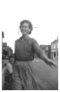 Karen giver Yvonne en tur i trækvognen. Karen blev senere Yvonnes svigerinde.1957.