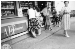 Esther og Yvonne står ved Lillebæltsbroens kiosk .Jeg samlede på Mokkakopper, og købte også nogle på denne tur. Tatol Esther står med hænderne på ryggen. 1959.