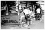 Esther og Yvonne ved Lillebæltsbroens kiosk. 1959.