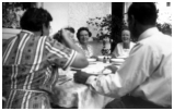 Her spiser hele selskabet, Esther med ryggen til, lidt af Yvonne, Astrid, Esther og Karl. 1959